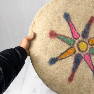 نشیمن نمدی طرح خورشیدی | زمینه کرم